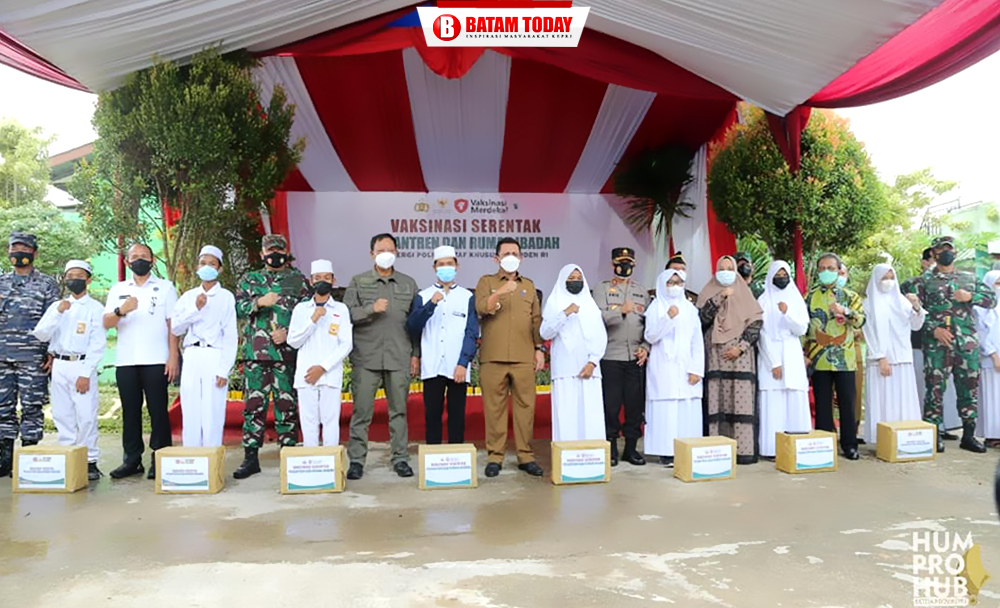 Gubernur Kepri, H. Ansar Ahmad saat foto bersama di acara vaksinasi serentak di Pondok Pesantren Ya Husnaya Hidayatul Mubtadi’in